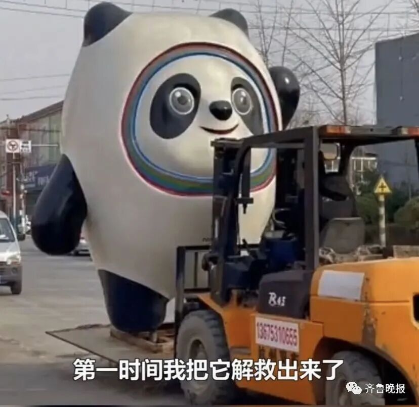 史上最惨冰墩墩！在村口蹲了半年“看大棚”？连夜拖走封“门神”...（组图） - 6