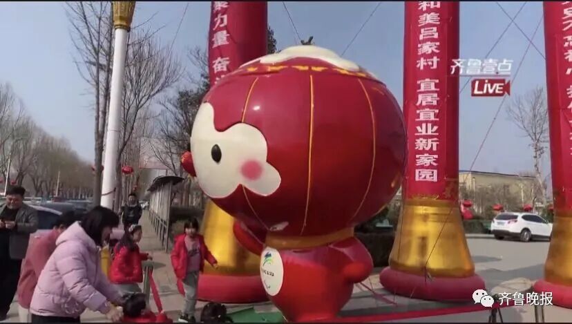 史上最惨冰墩墩！在村口蹲了半年“看大棚”？连夜拖走封“门神”...（组图） - 13