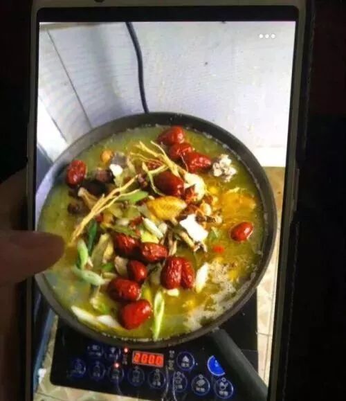蛇溜進(jìn)宿舍被學(xué)生剝皮燉湯食用 校方:已對(duì)學(xué)生批評(píng)