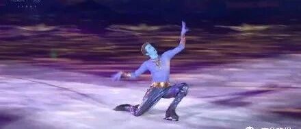 冲上热搜！花滑喜剧人全员整活儿，羽生结弦再现吻冰礼！压轴嘉宾是...