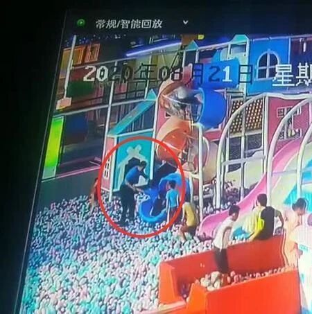 游乐场内一位爸爸掌掴9岁男孩，只因抢走女儿的玩具！警方：拘留