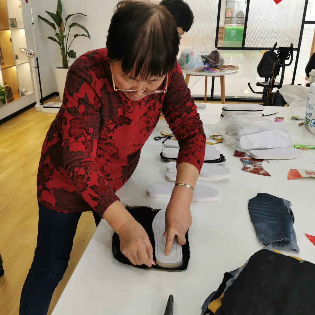 【悦·活动】传承记忆——夕悦颐养嘉定区域新联社区日间照护中心开展手工粗布拖鞋制作活动 【悦·活动】传承记忆——夕悦颐养嘉定区域新联社区日间照护中心开展手工粗布拖鞋制作活动