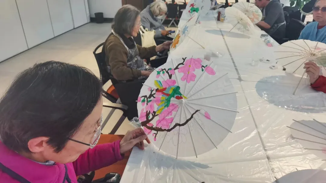 【悦·活动】走近非遗,来一场与油纸伞的约“绘”——夕悦天平街道综合为老服务中心活动 【悦·活动】走近非遗,来一场与油纸伞的约“绘”——夕悦天平街道综合为老服务中心活动