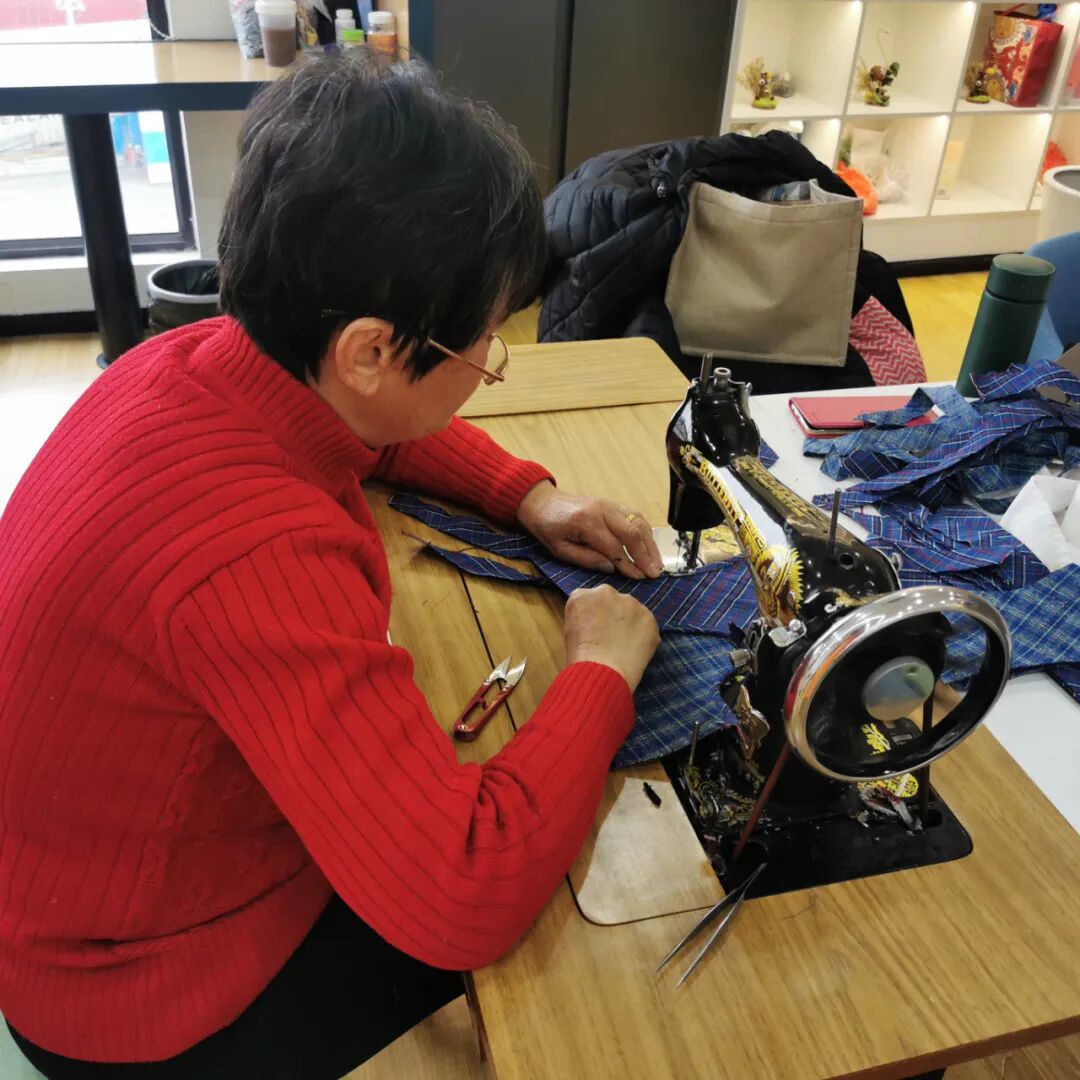 【悦·活动】传承记忆——夕悦颐养嘉定区域新联社区日间照护中心开展手工粗布拖鞋制作活动