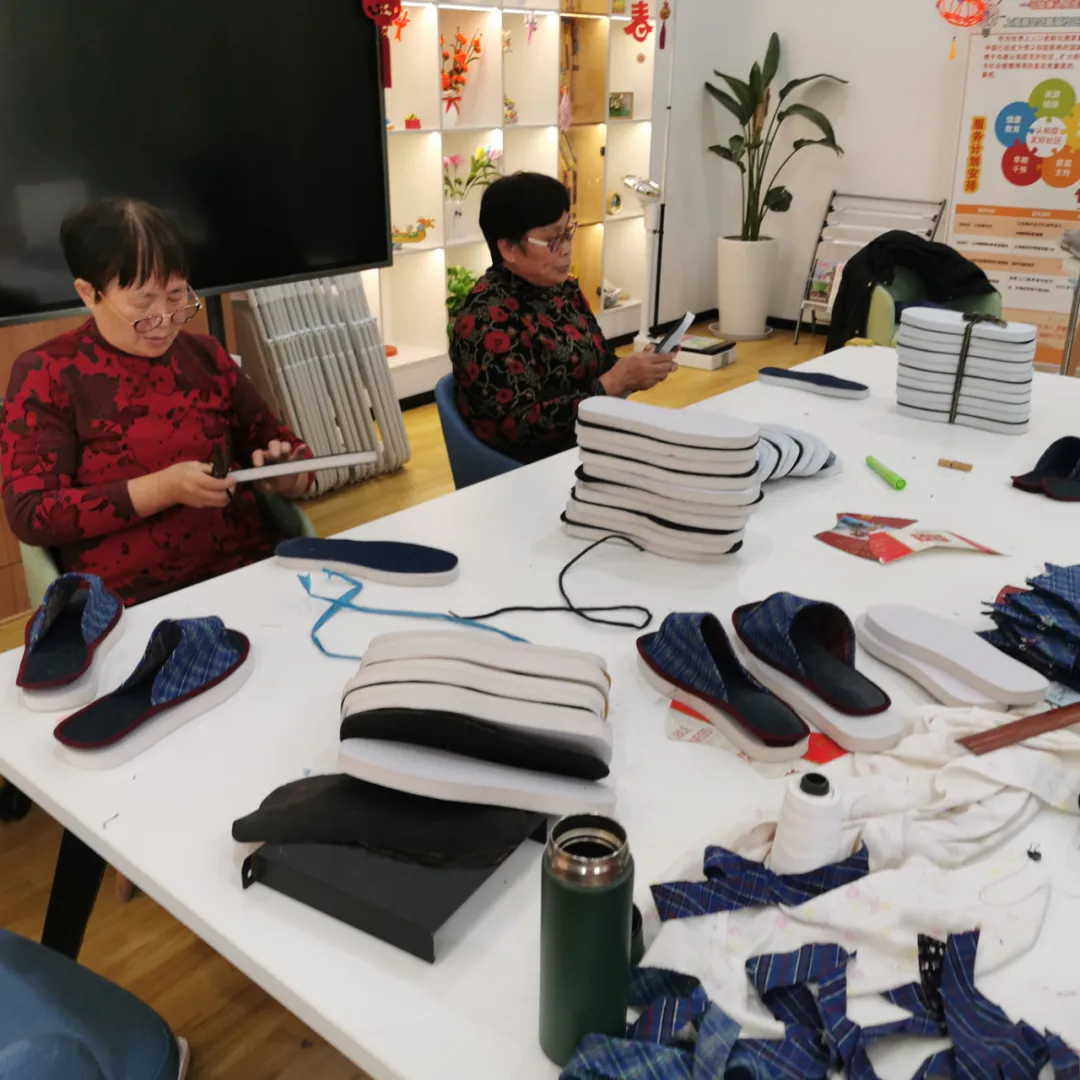 【悦·活动】传承记忆——夕悦颐养嘉定区域新联社区日间照护中心开展手工粗布拖鞋制作活动 【悦·活动】传承记忆——夕悦颐养嘉定区域新联社区日间照护中心开展手工粗布拖鞋制作活动