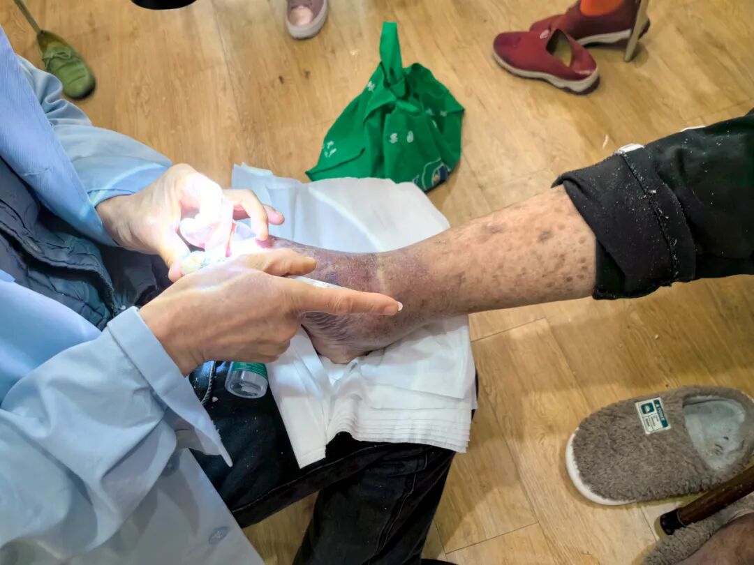 【悦·活动】服务送到家门口，便民扦脚暖人心——北新泾综合为老中心便民扦脚进社区