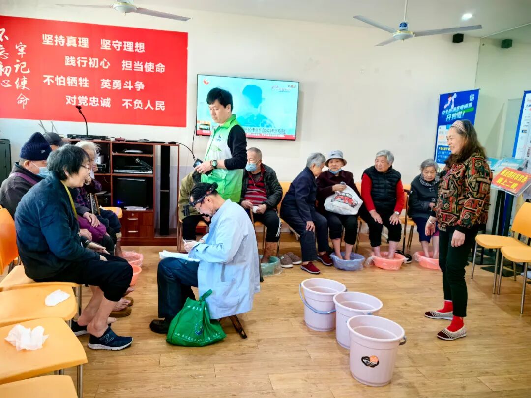 【悦·活动】服务送到家门口，便民扦脚暖人心——北新泾综合为老中心便民扦脚进社区