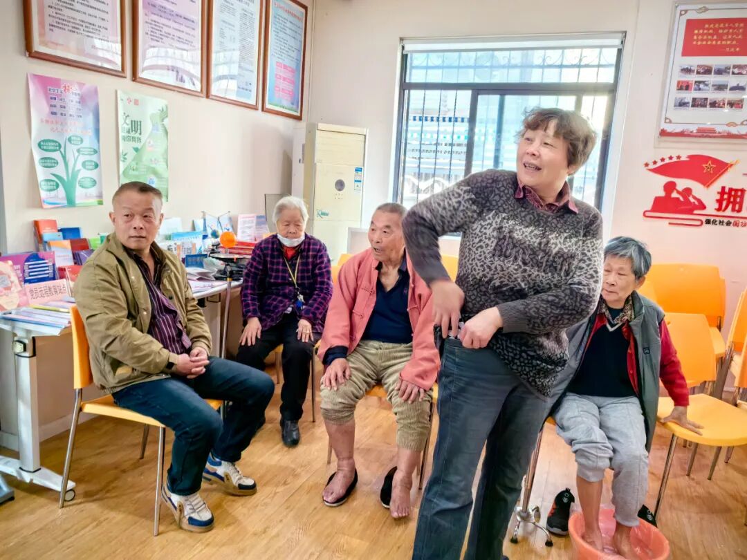 【悦·活动】服务送到家门口，便民扦脚暖人心——北新泾综合为老中心便民扦脚进社区