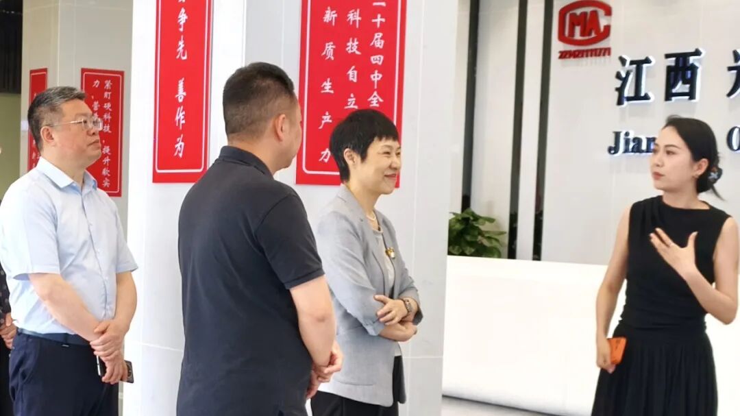 市人大常委会副主任郑艳斐一行莅临光学检验