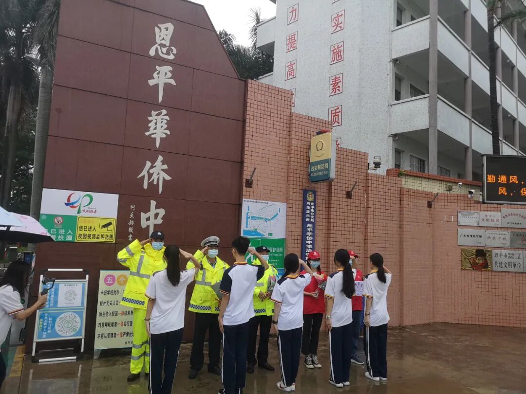 6月9日,恩平市华侨中学高三师生将一面写有"护航高考,心系学子"的横幅