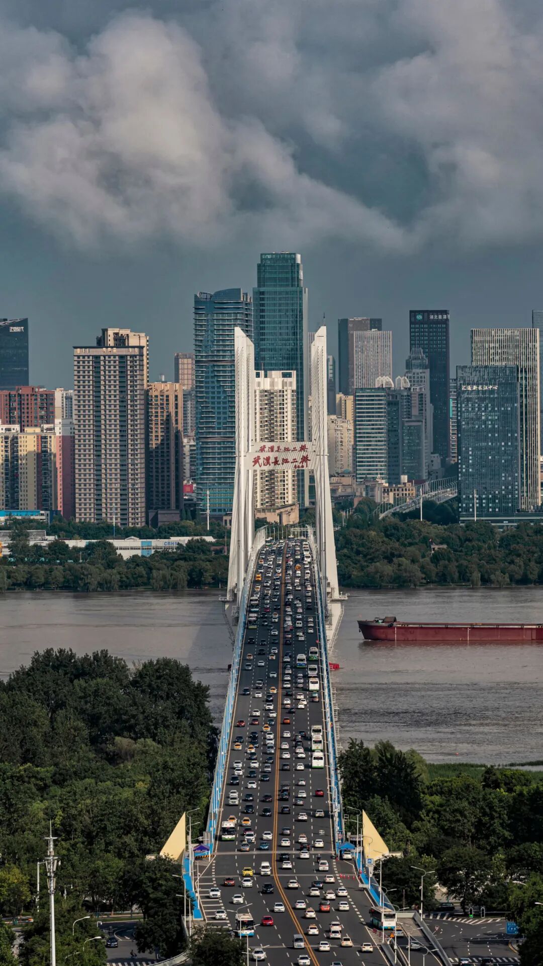 被森林拥抱的条条直路,是鸟儿栖息的天堂,一年四季春夏秋冬的别样景色