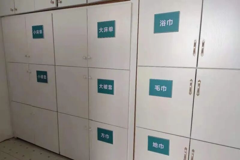 经营场所内外环境干净整洁,标识清楚,规范设置棉织品清洗消毒间及布草