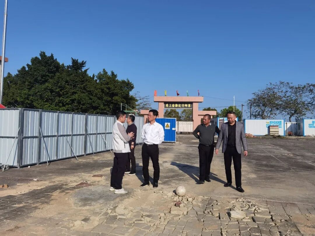 玉石小学施工现场△达濠中学施工现场在各施工现场,邱国球仔细察看