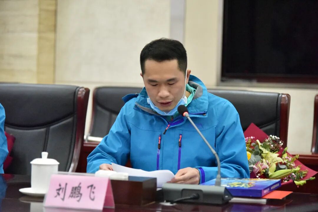 黎晓华,梁妙练,孔祥梦,陈劲松,严耿文等县领导出席座谈会.