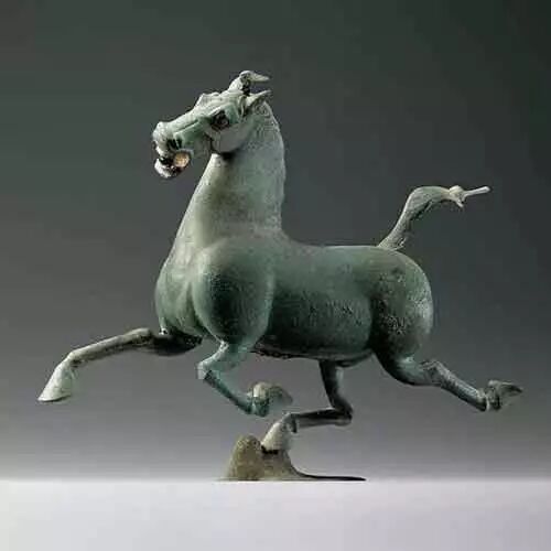 马踏飞燕正确的名字是马超龙雀