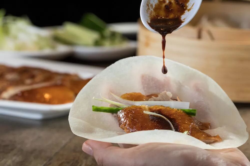 湾区找鸭指南 皮酥肉嫩油亮饱满的北京烤鸭 预定 堂食 外带方式都在这儿了 吃货小分队