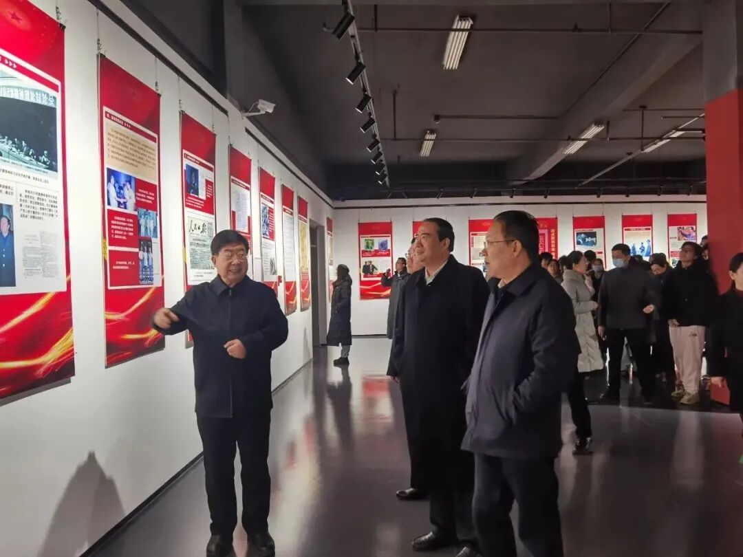 临沂让我如何感谢您写在李锦调查研究展览在临沂大学举办时