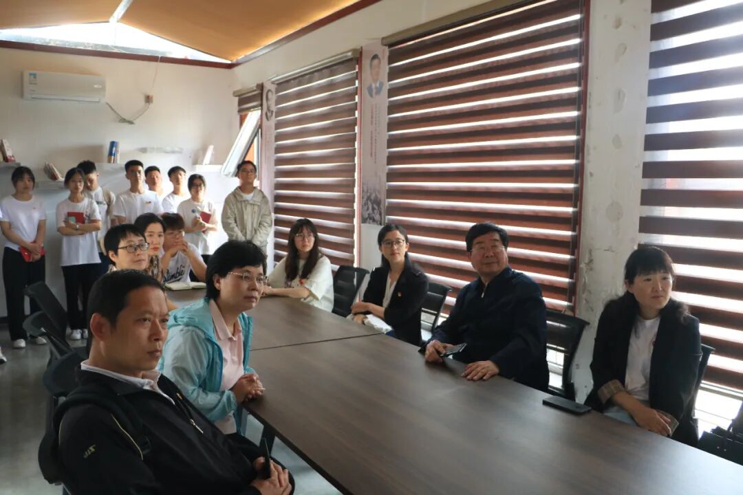 临沂让我如何感谢您写在李锦调查研究展览在临沂大学举办时