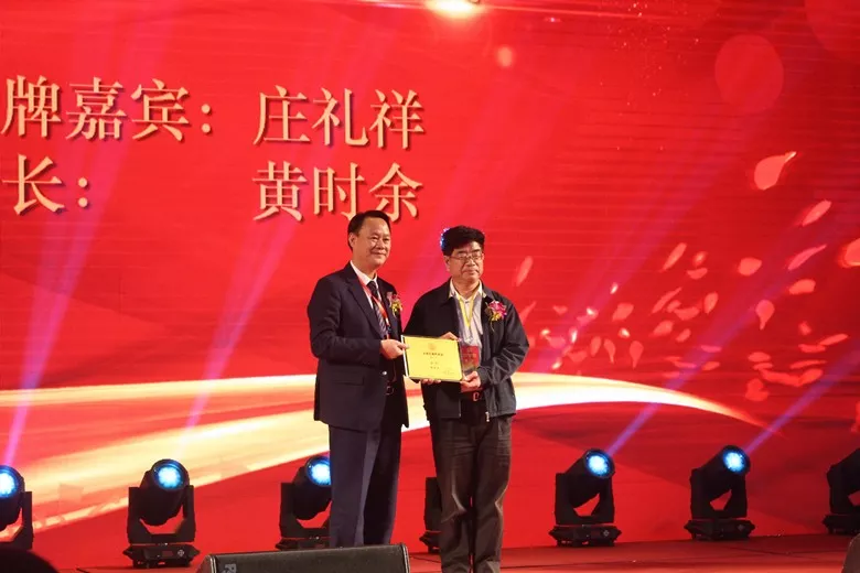 我会领导应邀出席深圳市揭阳商会第三届理、监事会就职庆典 我会领导应邀出席深圳市揭阳商会第三届理、监事会就职庆典