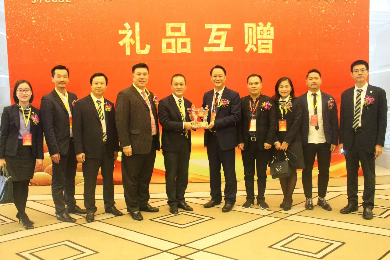 我会领导应邀出席深圳市揭阳商会第三届理、监事会就职庆典 我会领导应邀出席深圳市揭阳商会第三届理、监事会就职庆典