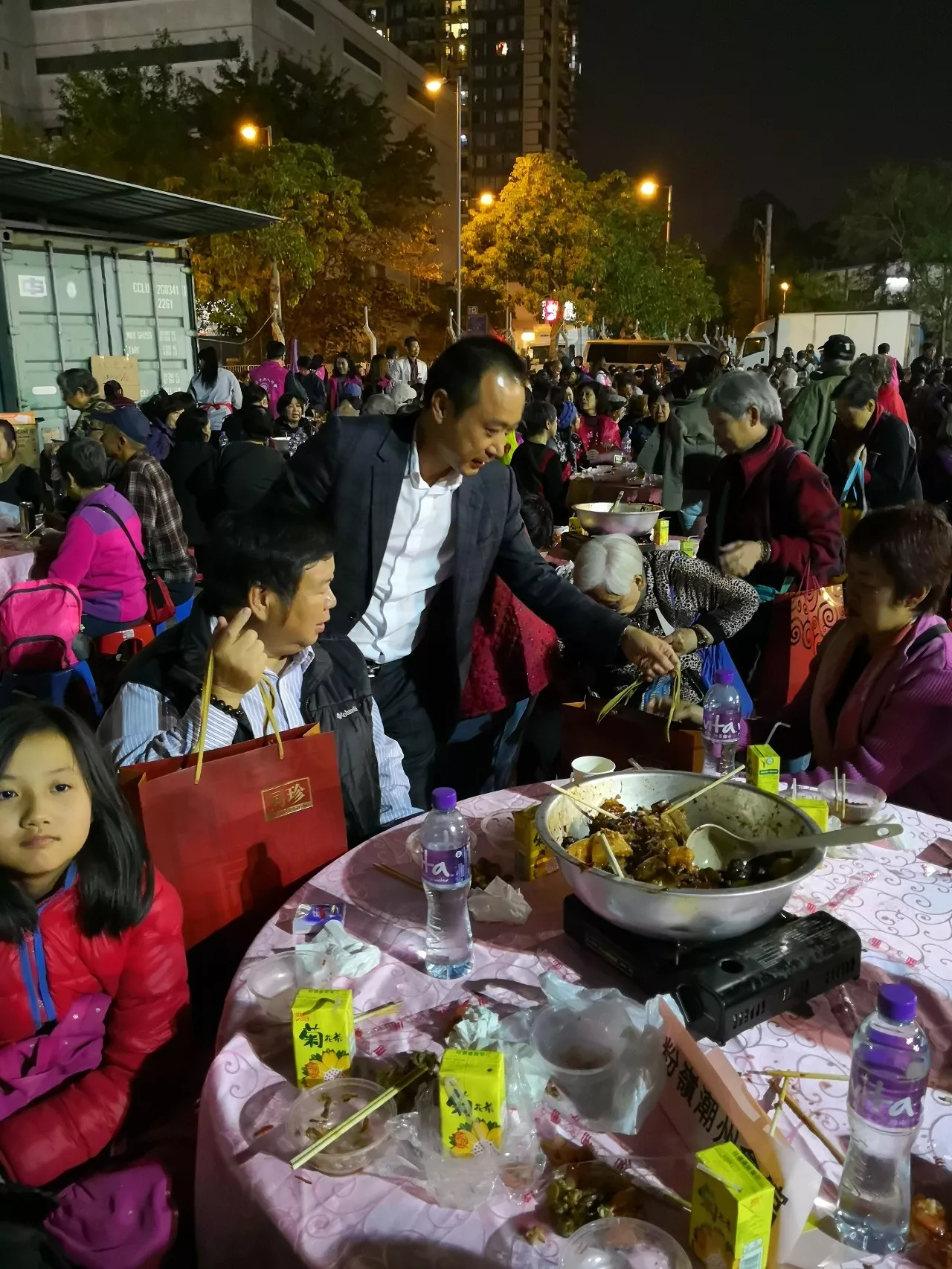 我会协办香港粉嶺敬老联欢盆菜晚宴 我会协办香港粉嶺敬老联欢盆菜晚宴