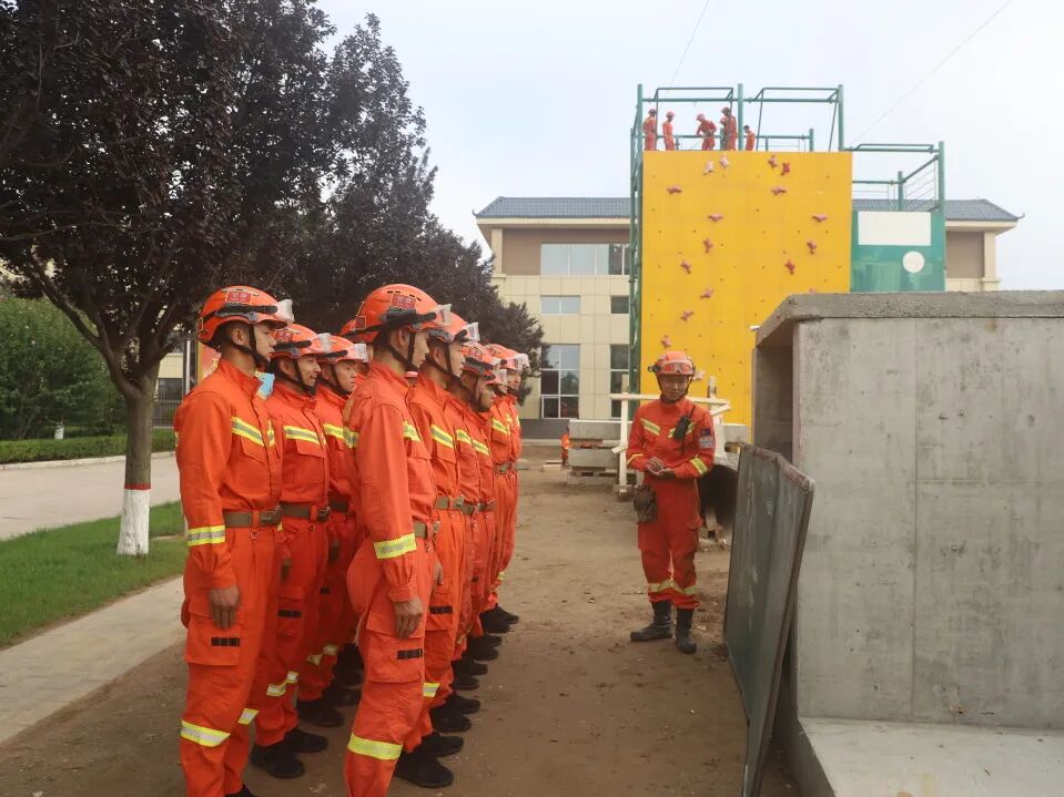 新蓝入列丨西峰区森林消防大队认真开展新消防员木支撑训练