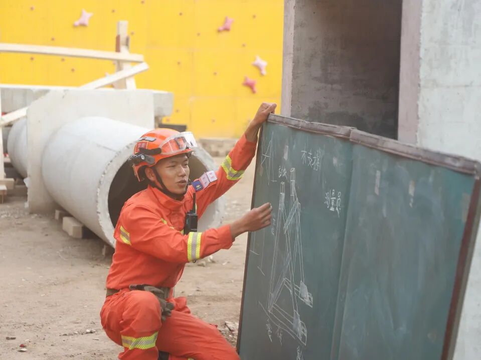 新蓝入列丨西峰区森林消防大队认真开展新消防员木支撑训练