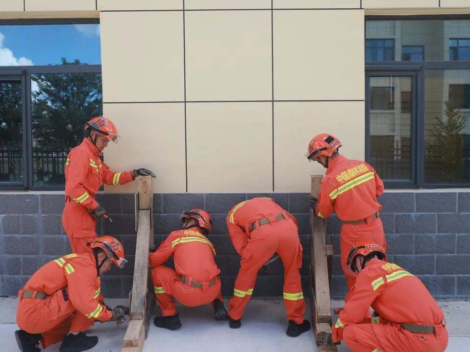 新蓝入列丨西峰区森林消防大队认真开展新消防员木支撑训练