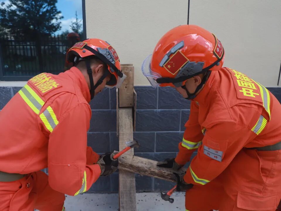 新蓝入列丨西峰区森林消防大队认真开展新消防员木支撑训练