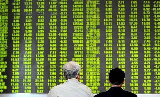 投资者关注着下跌的股票行情