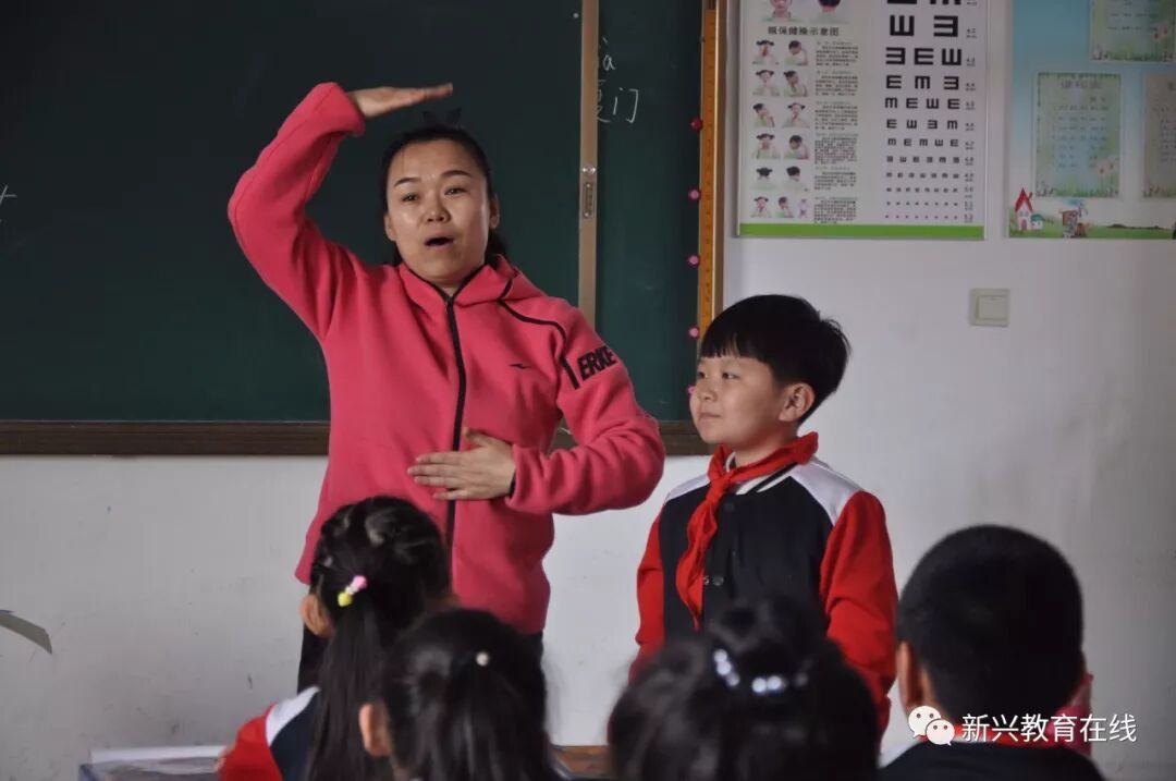 新兴区教育局深入新建小学调研听课