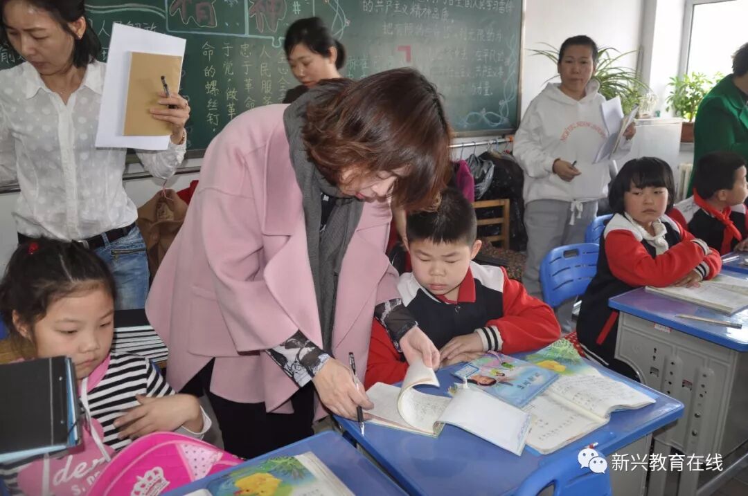 新兴区教育局深入新建小学调研听课
