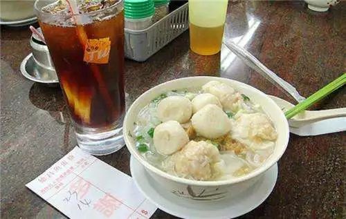 德昌鱼蛋粉是香港出名的鱼蛋粉小吃店,曾获香港 美食最大赏小吃组至