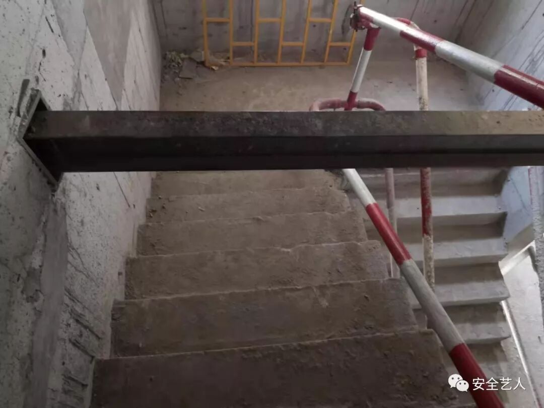 塔吊附墙与附墙距离要求_塔吊附墙的规范多少米_塔吊附墙件多少米设置一道