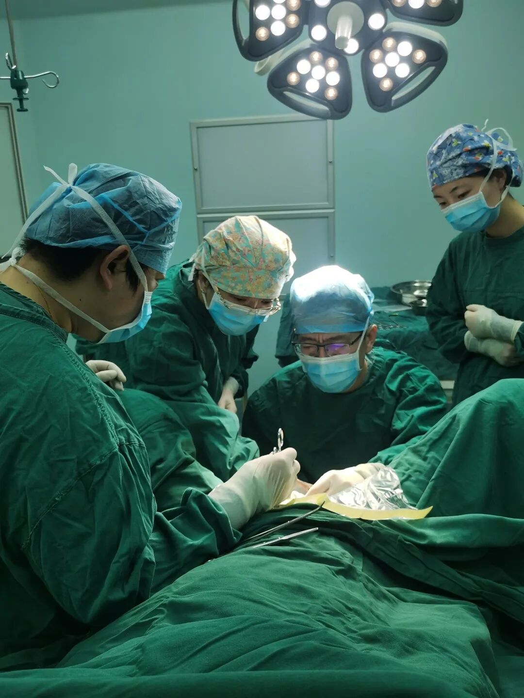 尿道张力过强怎么【点赞】“6年了，终于摆脱漏尿烦恼”我院完成首例经耻骨尿道中段无张力悬吊术_https://www.jmylbn.com_新闻资讯_第1张