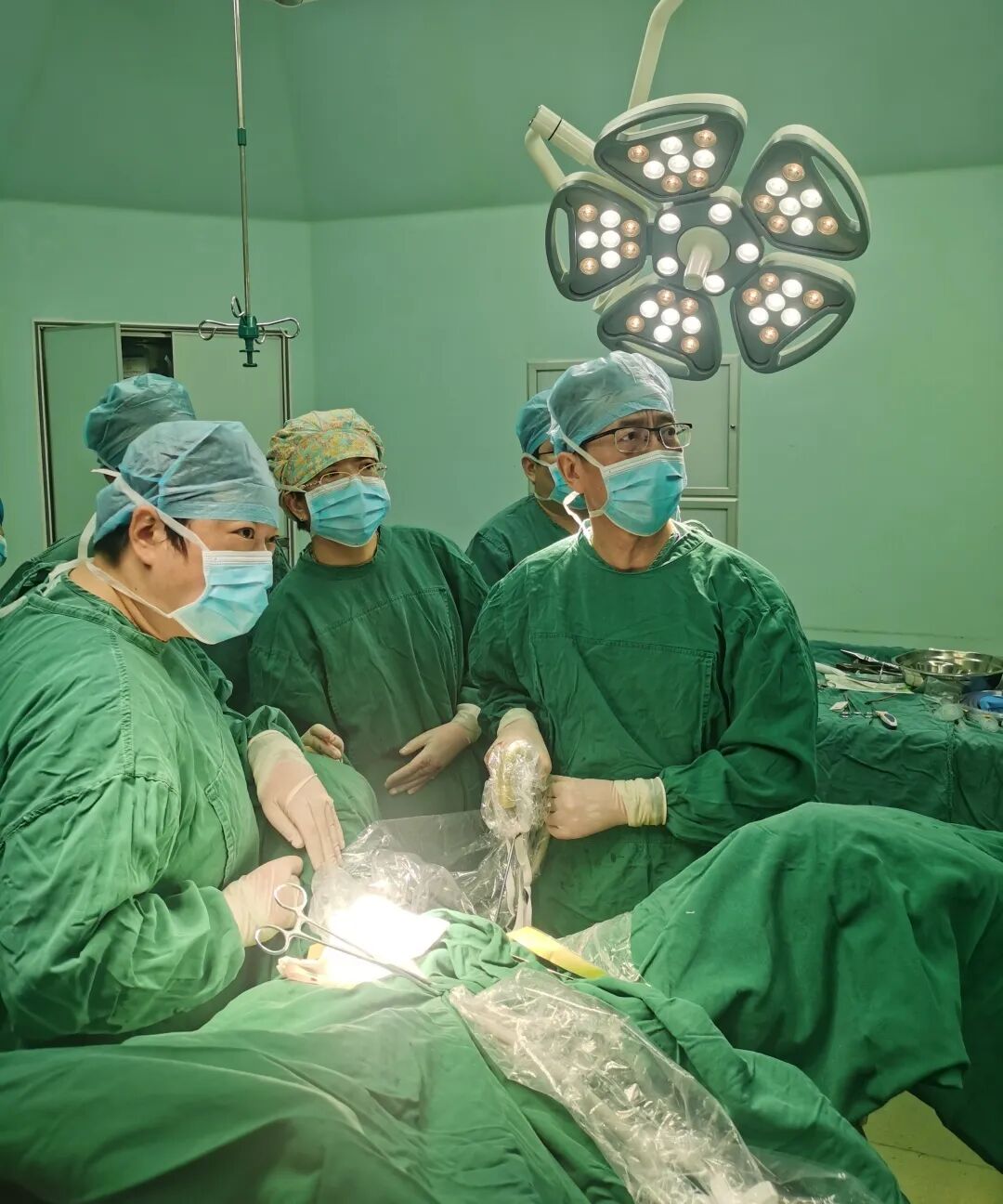 尿道张力过强怎么【点赞】“6年了，终于摆脱漏尿烦恼”我院完成首例经耻骨尿道中段无张力悬吊术_https://www.jmylbn.com_新闻资讯_第3张