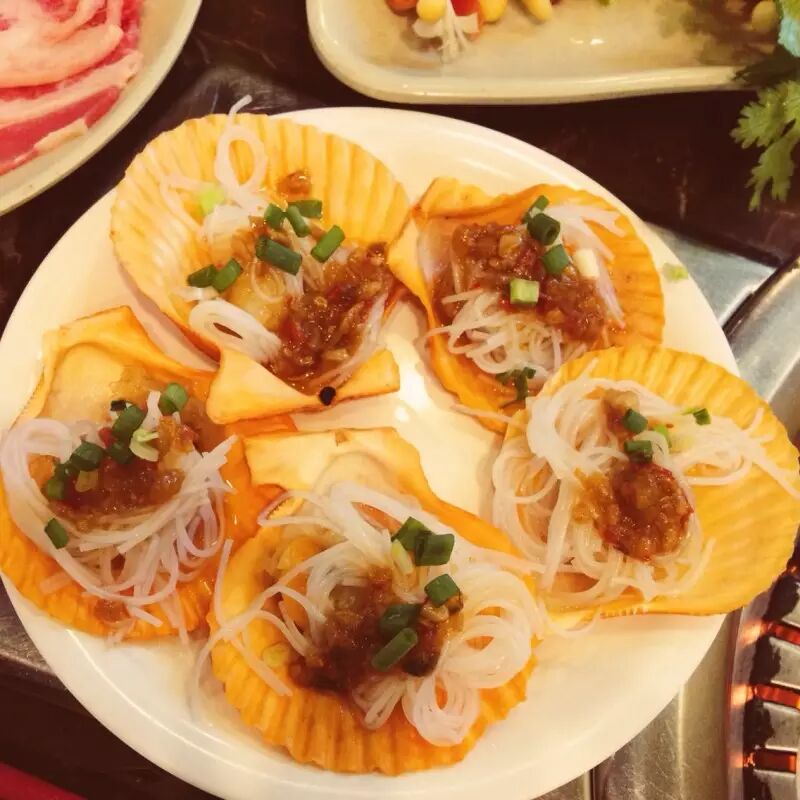 金针菇肥牛卷,烤扇贝,烤脑花,炸香蕉,韩国拌饭.推荐菜很多,都很好 ..