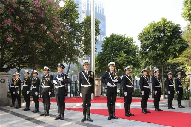 2017年第一个工作日,深圳海关举行了隆重的升国旗仪式.