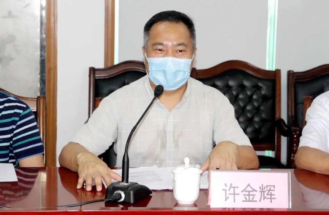 会上举行了授牌仪式,许金辉科长代表市卫健局授予市人民医院"河源市