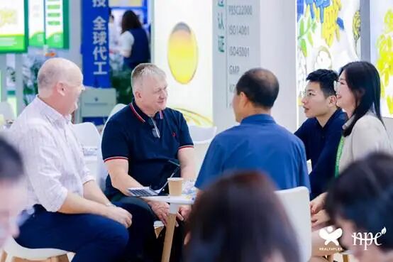 一群人正在聊天 AI 生成的内容可能不正确。