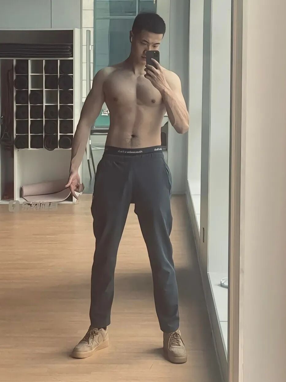 健身房自拍兵哥哥，蓝色内裤边露出太诱人了！