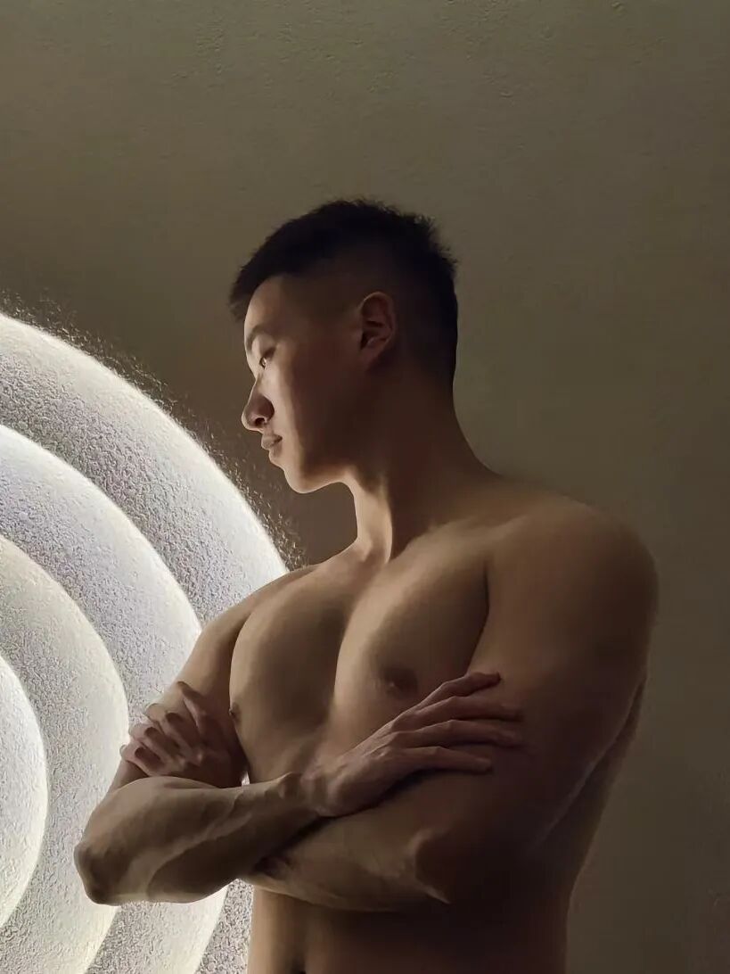 健身房自拍兵哥哥，蓝色内裤边露出太诱人了！