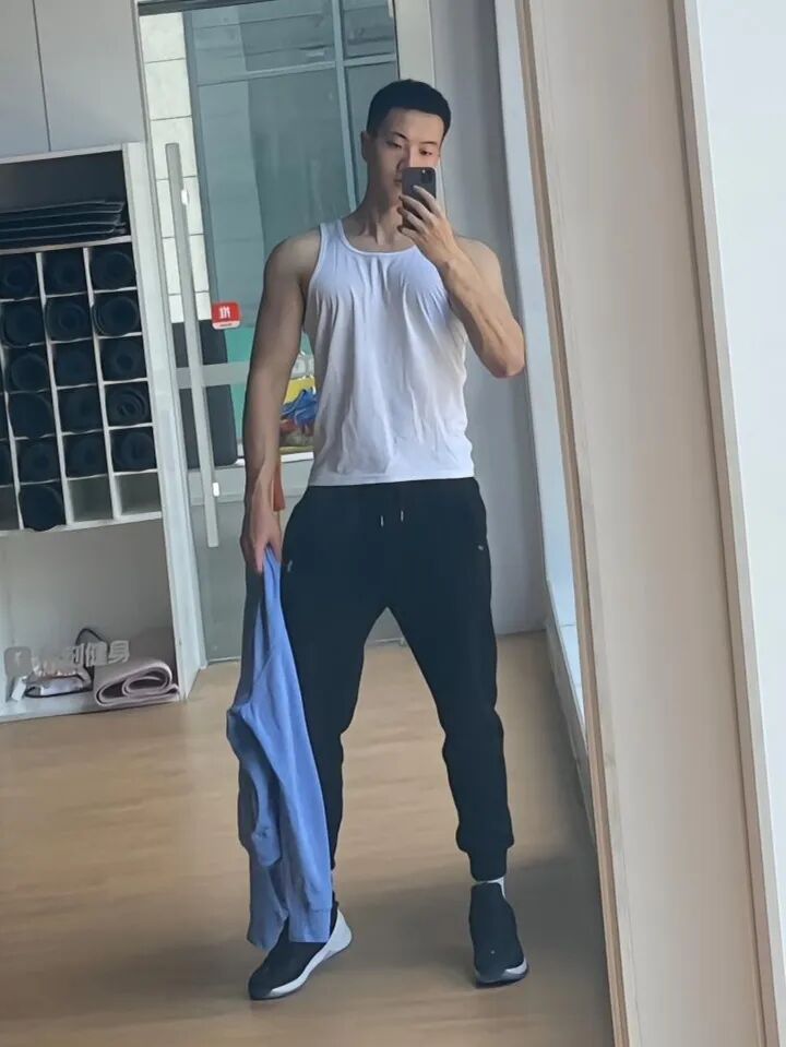 健身房自拍兵哥哥，蓝色内裤边露出太诱人了！