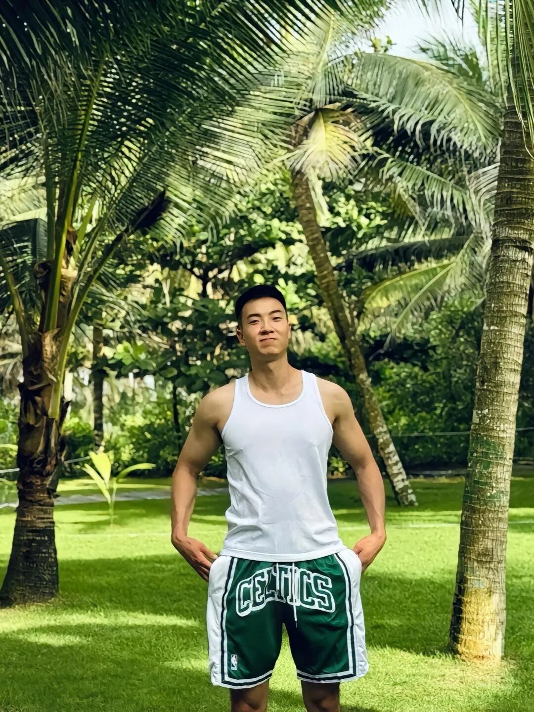 健身房自拍兵哥哥，蓝色内裤边露出太诱人了！