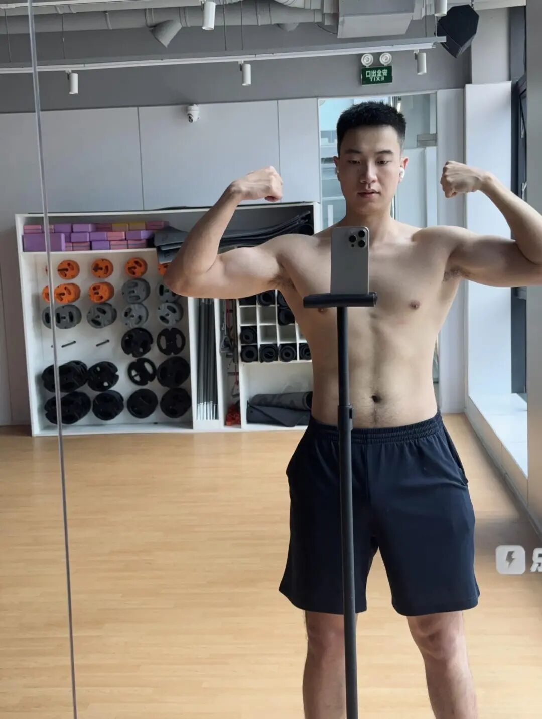 健身房自拍兵哥哥，蓝色内裤边露出太诱人了！