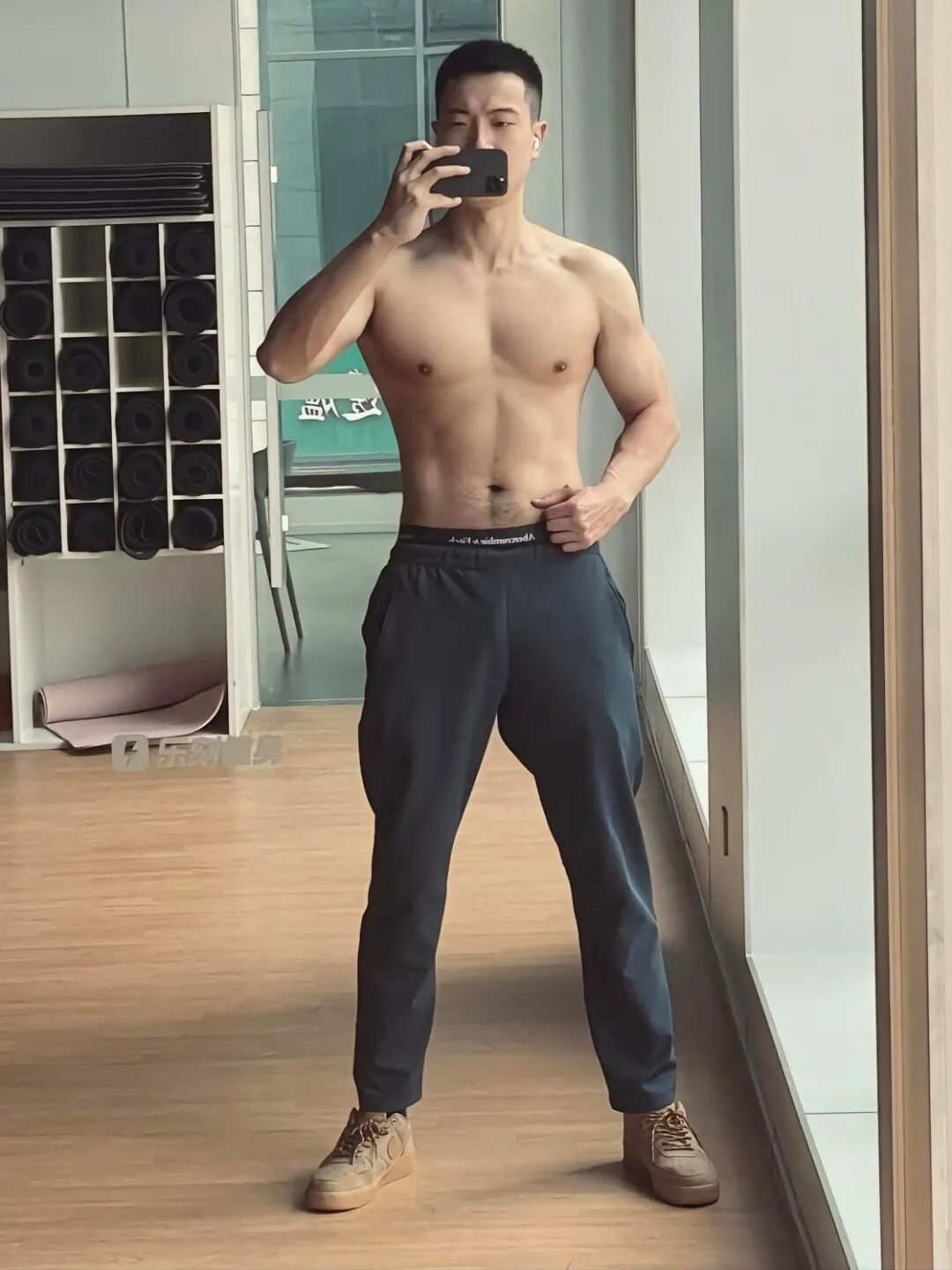 健身房自拍兵哥哥，蓝色内裤边露出太诱人了！