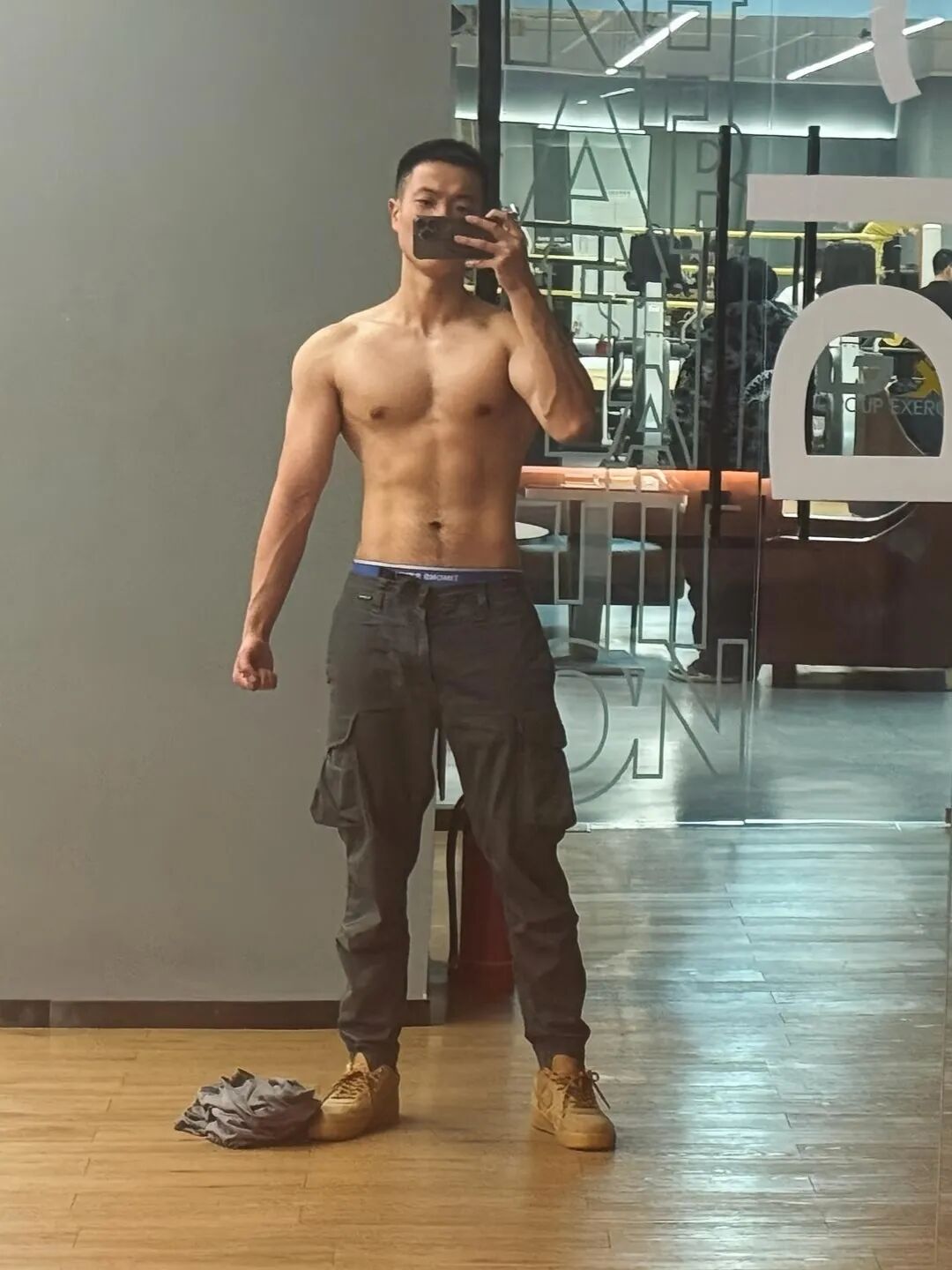 健身房自拍兵哥哥，蓝色内裤边露出太诱人了！