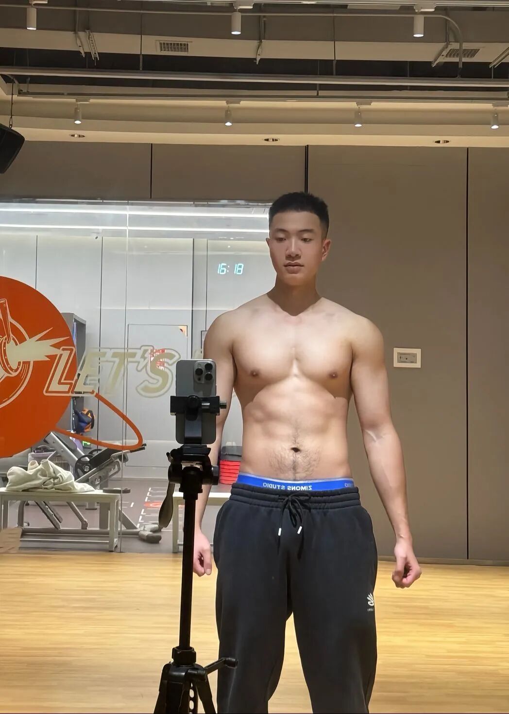 健身房自拍兵哥哥，蓝色内裤边露出太诱人了！