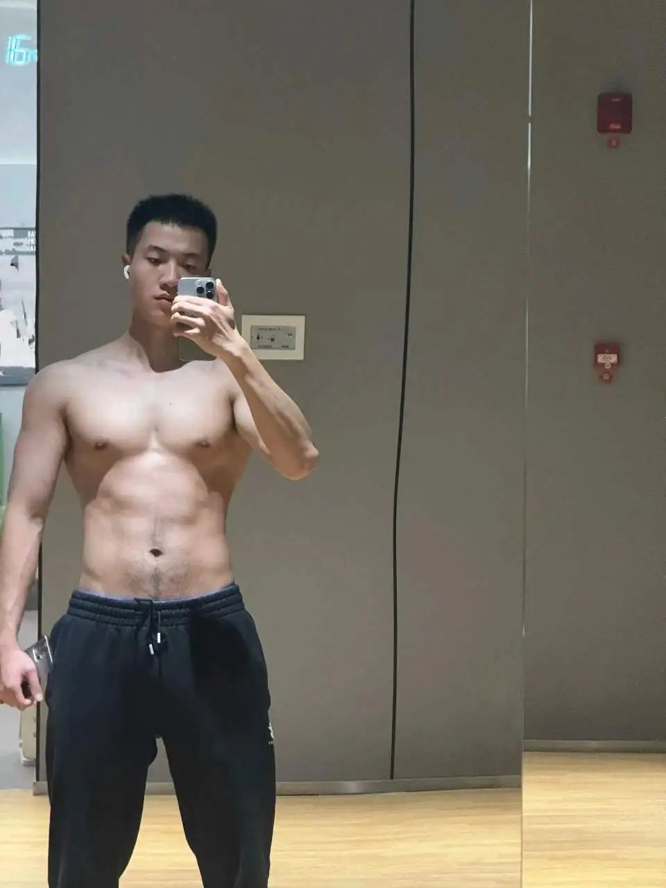 健身房自拍兵哥哥，蓝色内裤边露出太诱人了！