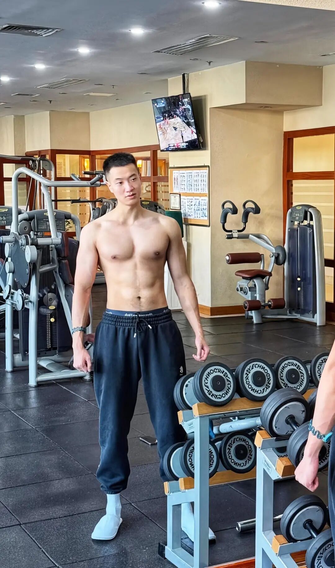 健身房自拍兵哥哥，蓝色内裤边露出太诱人了！